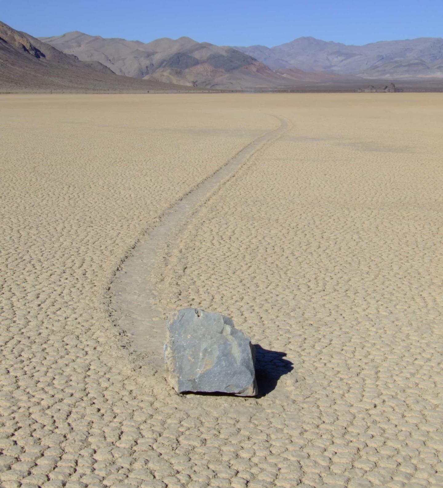 Piedras sobre el lago seco de Racetrack Beach moviendose