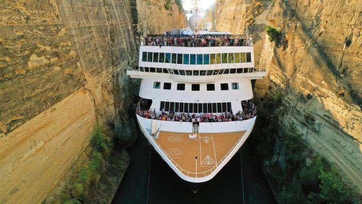 Ms Braemar a través del canal de Corinto