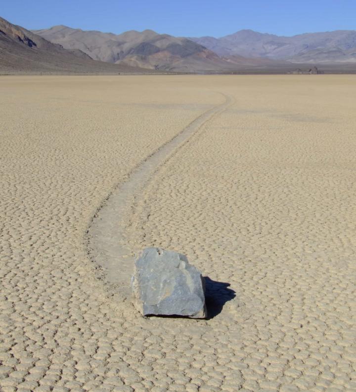 Piedras sobre el lago seco de Racetrack Beach moviendose